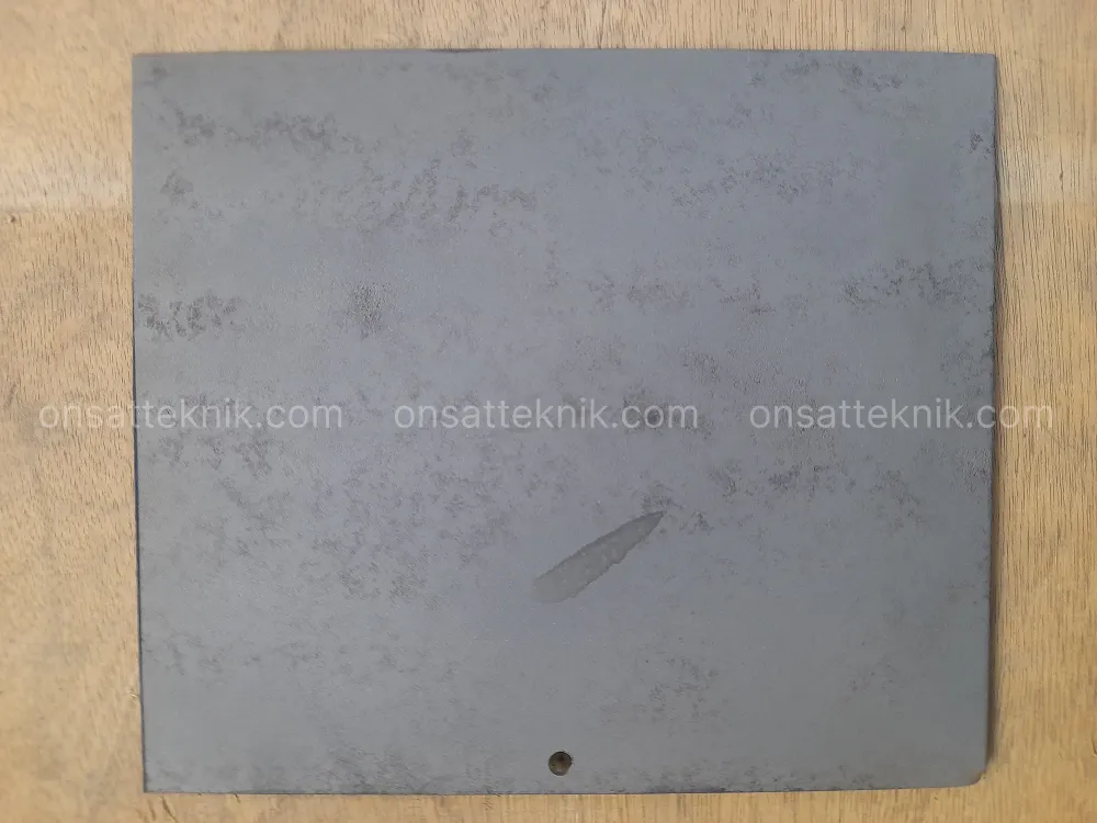 Plat baja setelah proses sandblasting dengan permukaan bersih dan profil merata