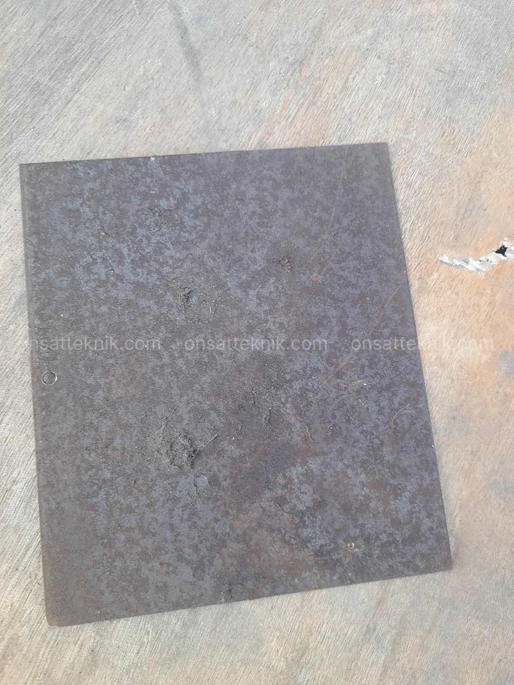 Plat besi berkarat dengan mill scale sebelum proses sandblasting