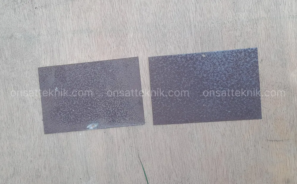 Dua plat besi dengan permukaan berkarat sebelum proses sandblasting